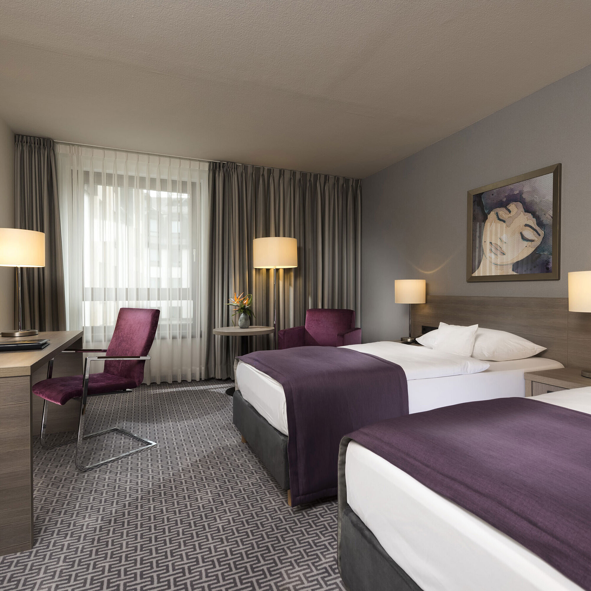 Modernes Doppelzimmer im Maritim Hotel Königswinter mit zwei Betten, Schreibtisch und stilvoller Einrichtung.