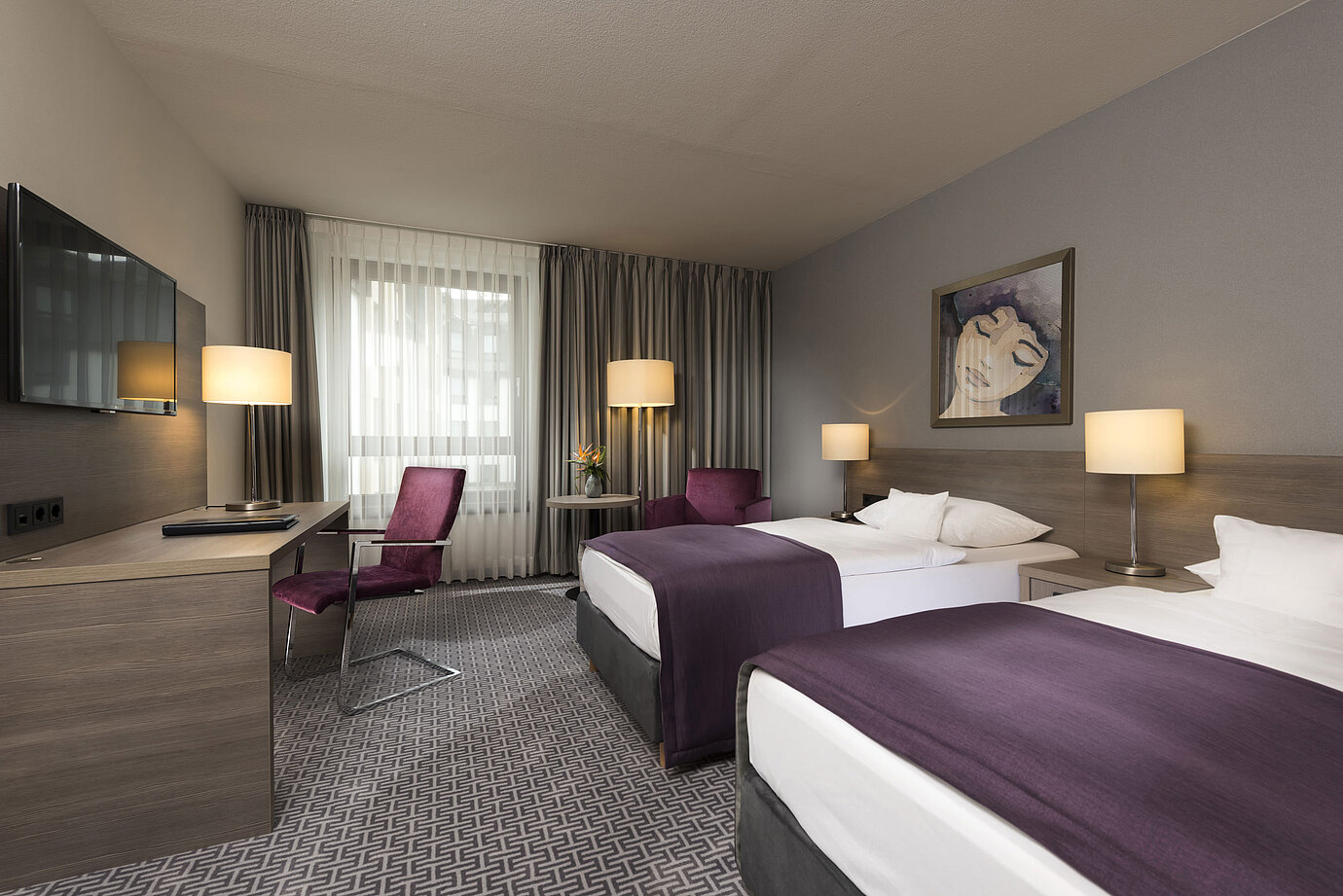 Modernes Doppelzimmer im Maritim Hotel Königswinter mit zwei Betten, Schreibtisch und stilvoller Einrichtung.