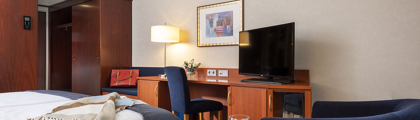Classic Doppelzimmer im Maritim Hotel Würzburg mit Schreibtisch, Sessel und freundlicher Einrichtung