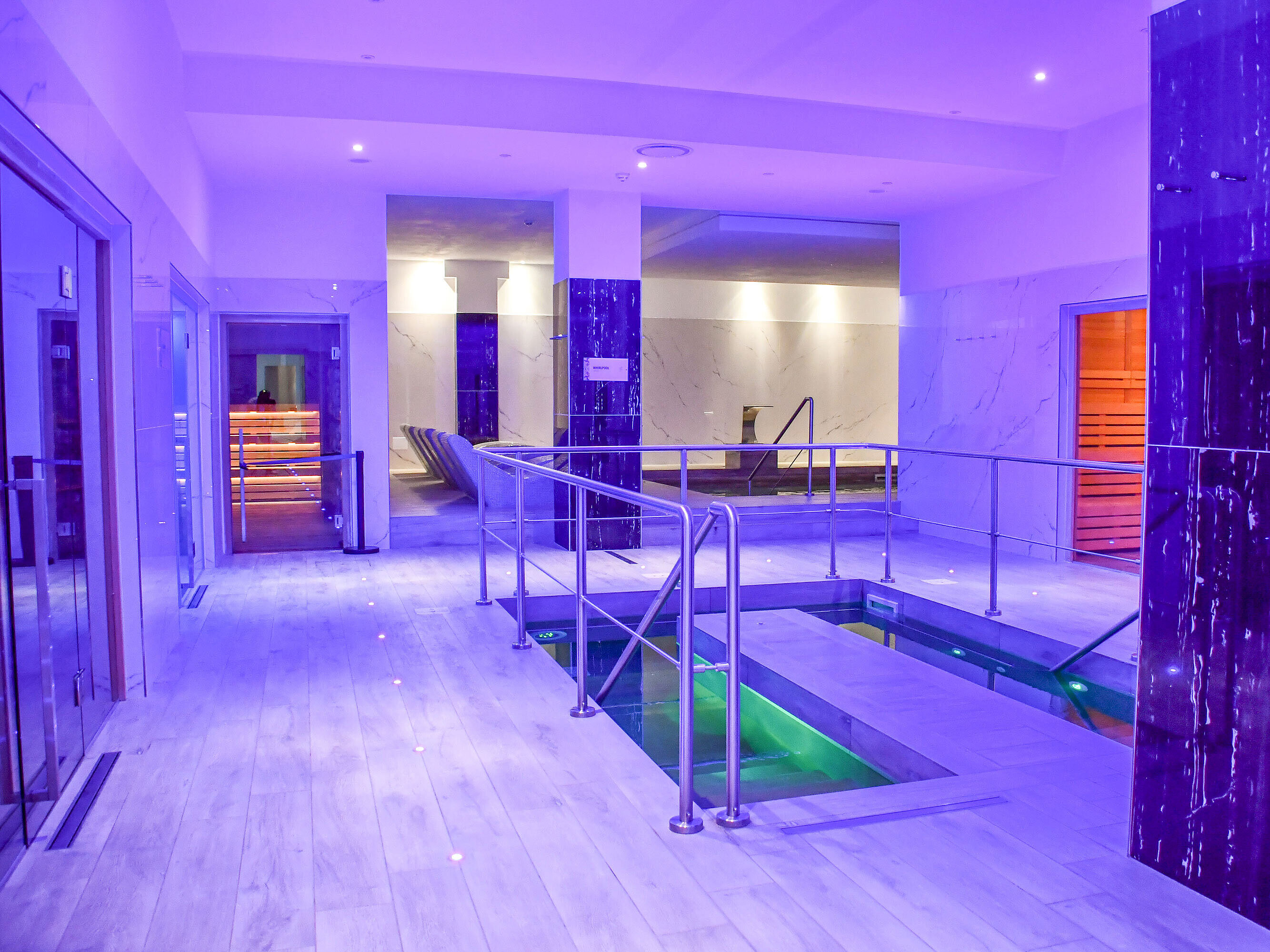 Moderner Spa-Bereich mit Tauchbecken, Saunen und stilvollem Ambiente im Maritim Resort Calabria