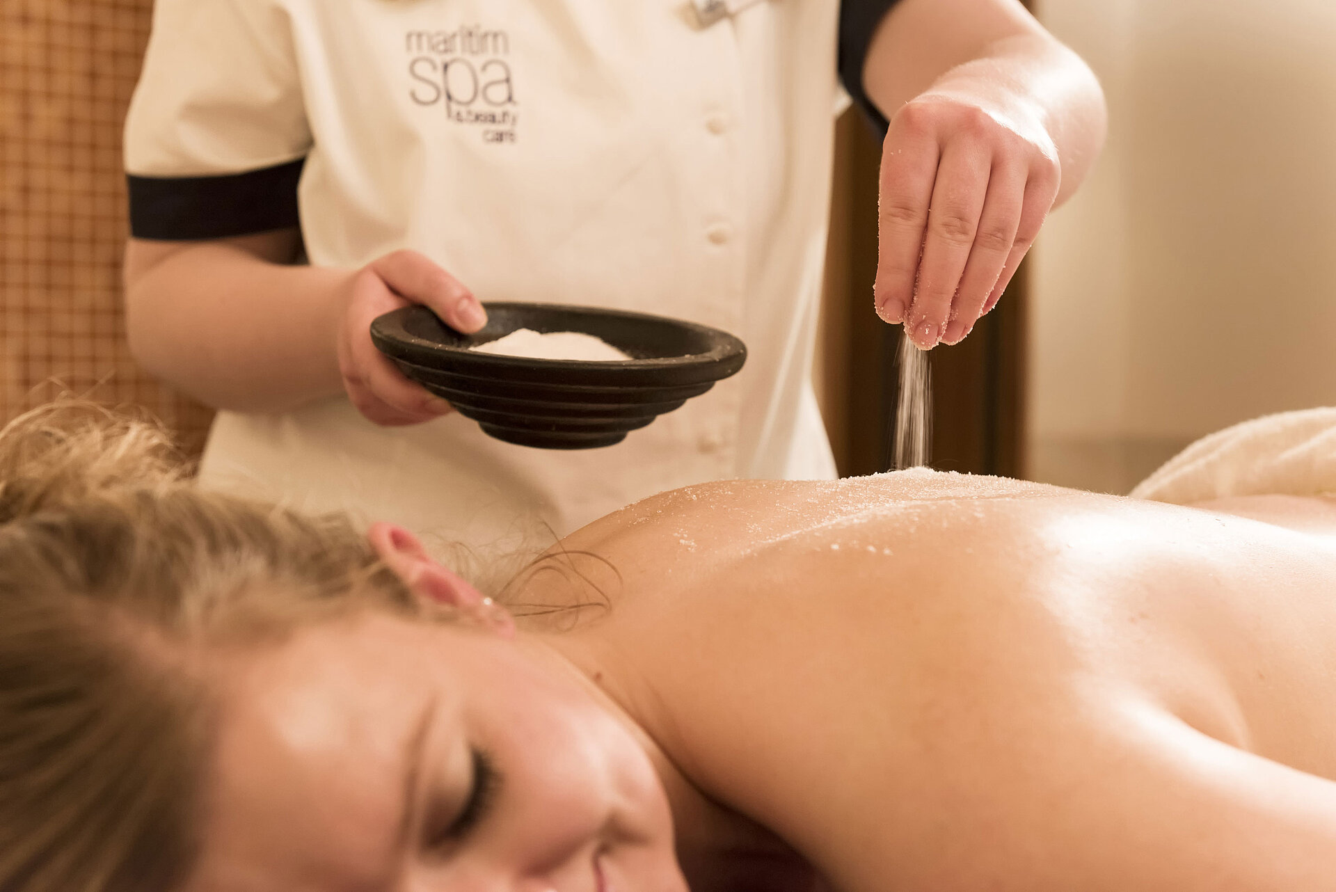 Ein Salz-Peeling reinigt und revitalisiert die Haut therme-wellness-salz-peeling