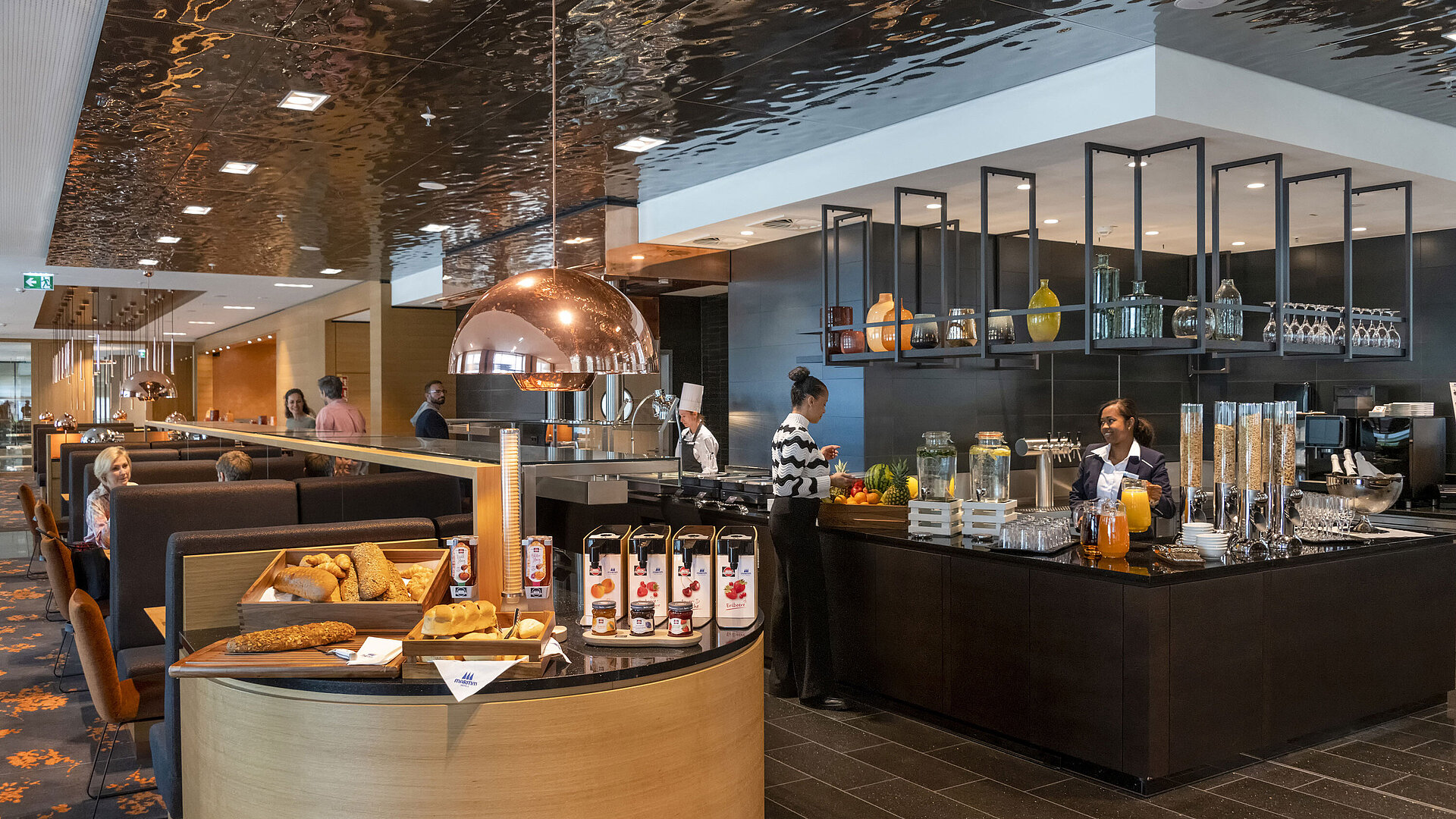 Reichhaltiges Frühstücksbuffet im Maritim Hotel Ingolstadt mit frischen Backwaren, Obst und Säften.