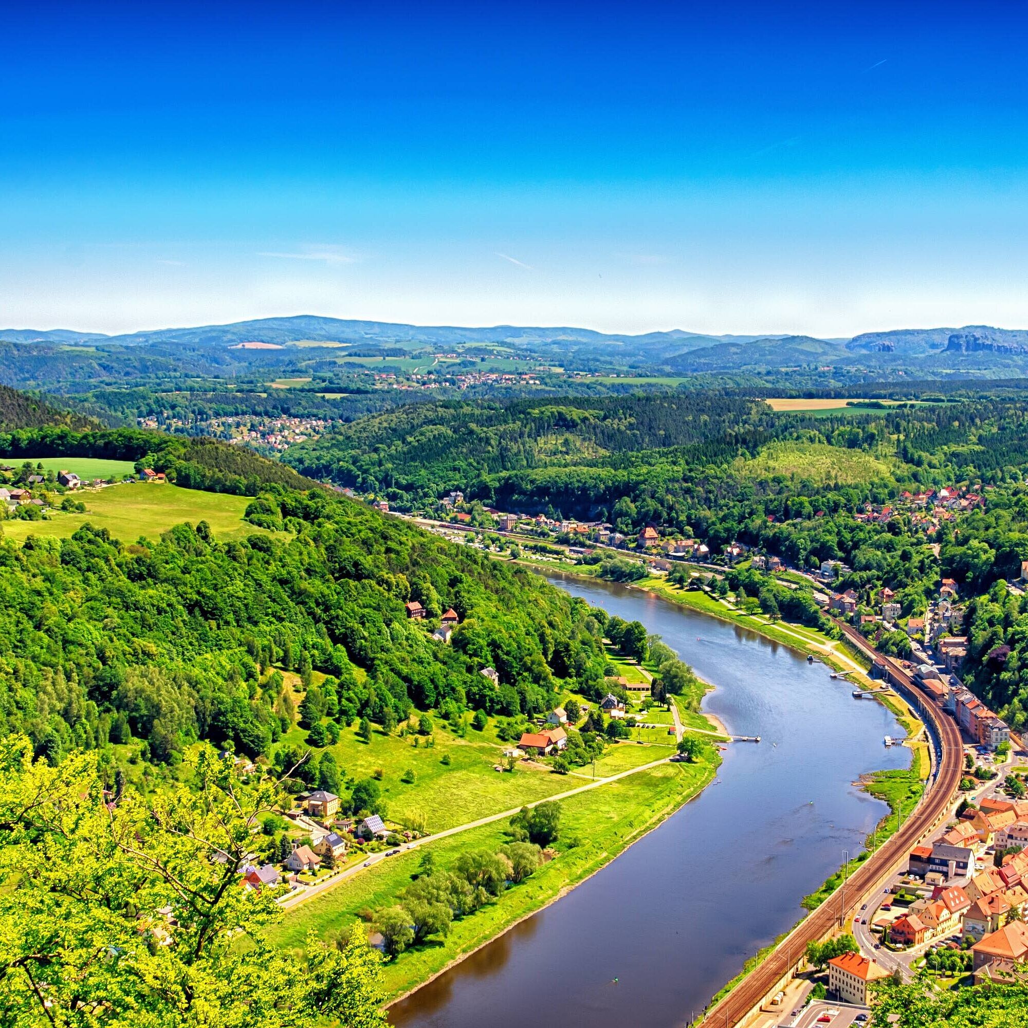 Panorama des Elbtals bei Dresden mit Flusslauf, grünen Hügeln und weiter Landschaft.