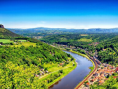 Panorama des Elbtals bei Dresden mit Flusslauf, grünen Hügeln und weiter Landschaft.