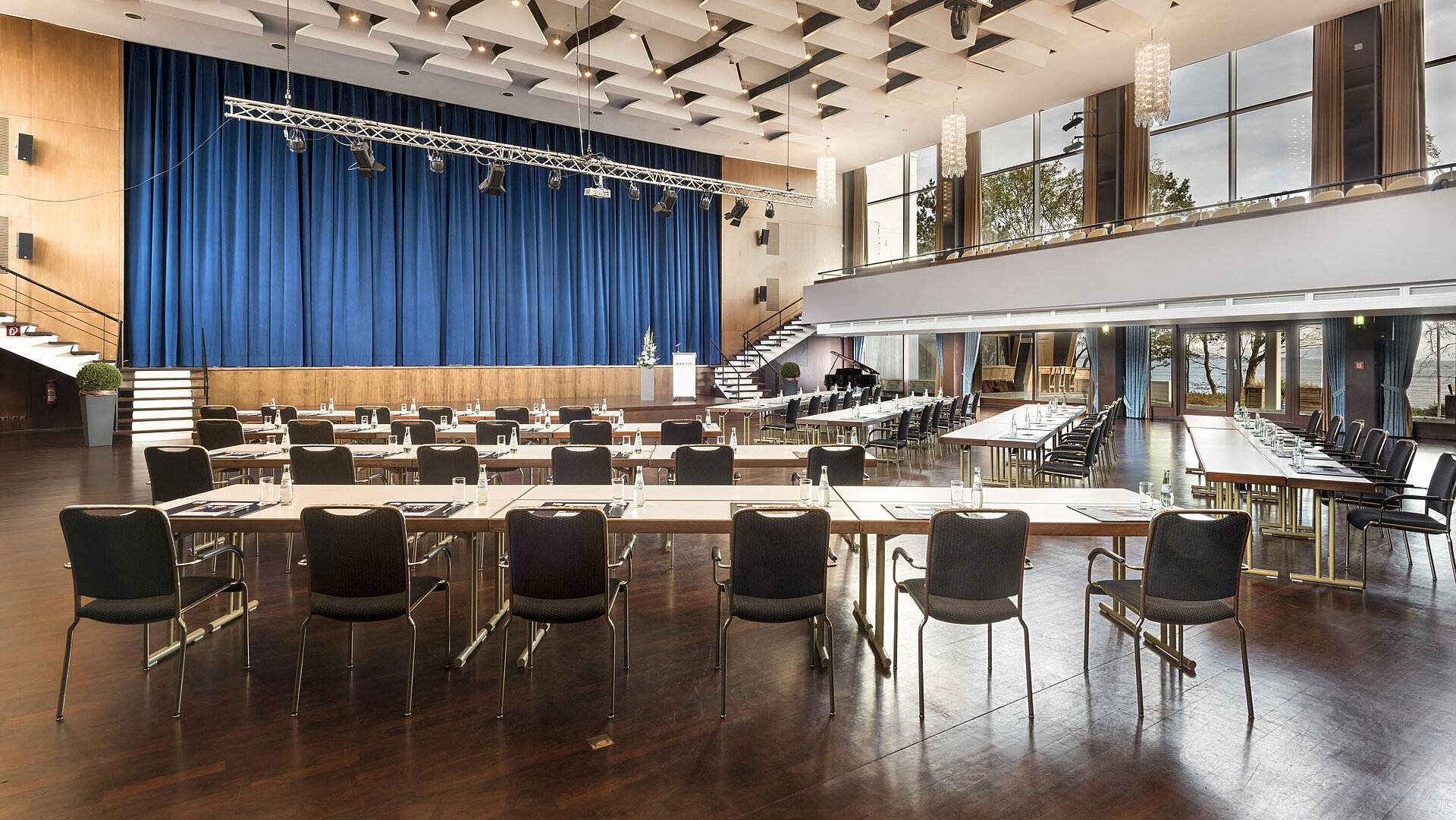 Großer Saal „Maritim“ im Maritim Seehotel Timmendorfer Strand mit Bühne, blauen Vorhängen und Bestuhlung für Tagungen.