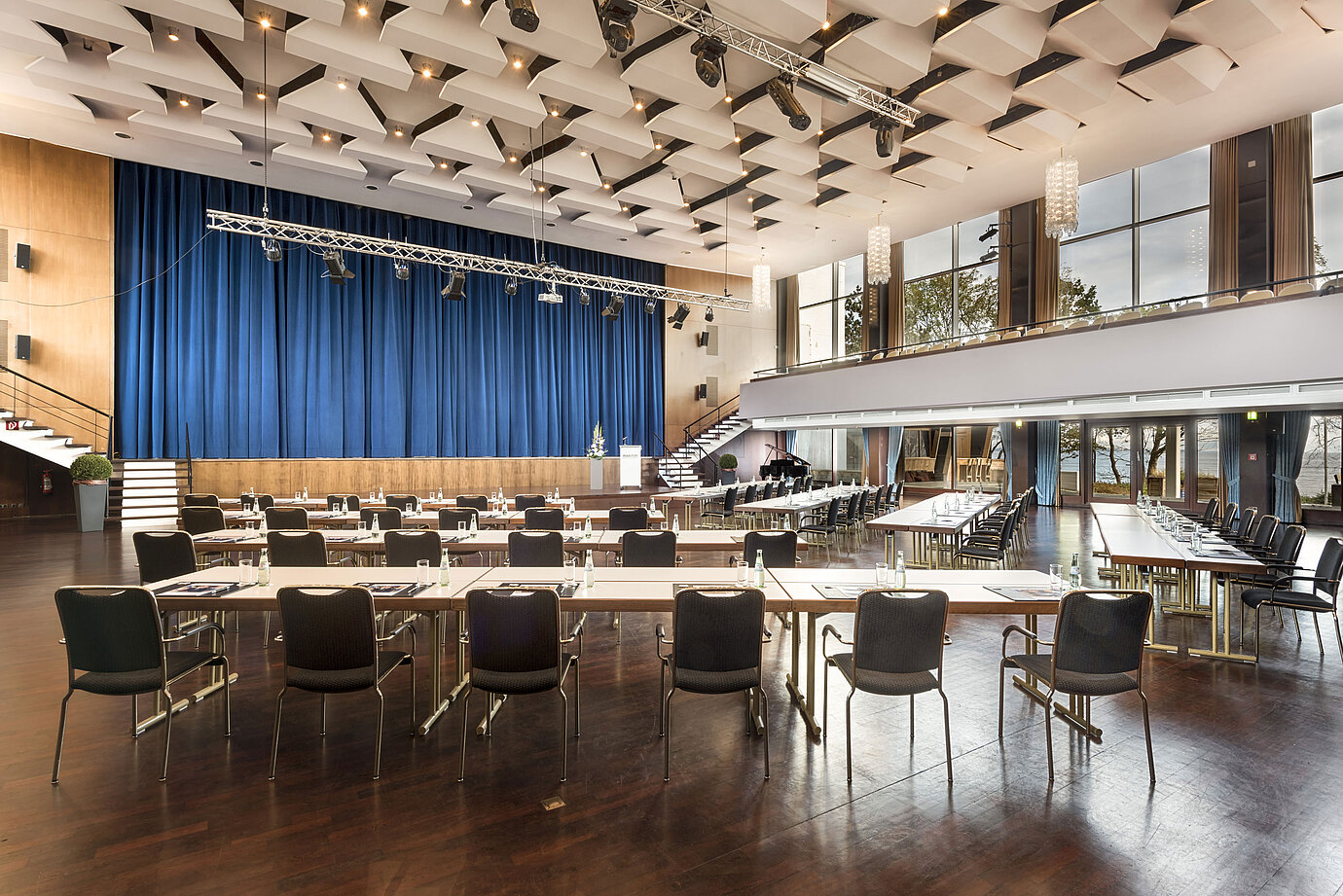 Großer Saal „Maritim“ im Maritim Seehotel Timmendorfer Strand mit Bühne, blauen Vorhängen und Bestuhlung für Tagungen.