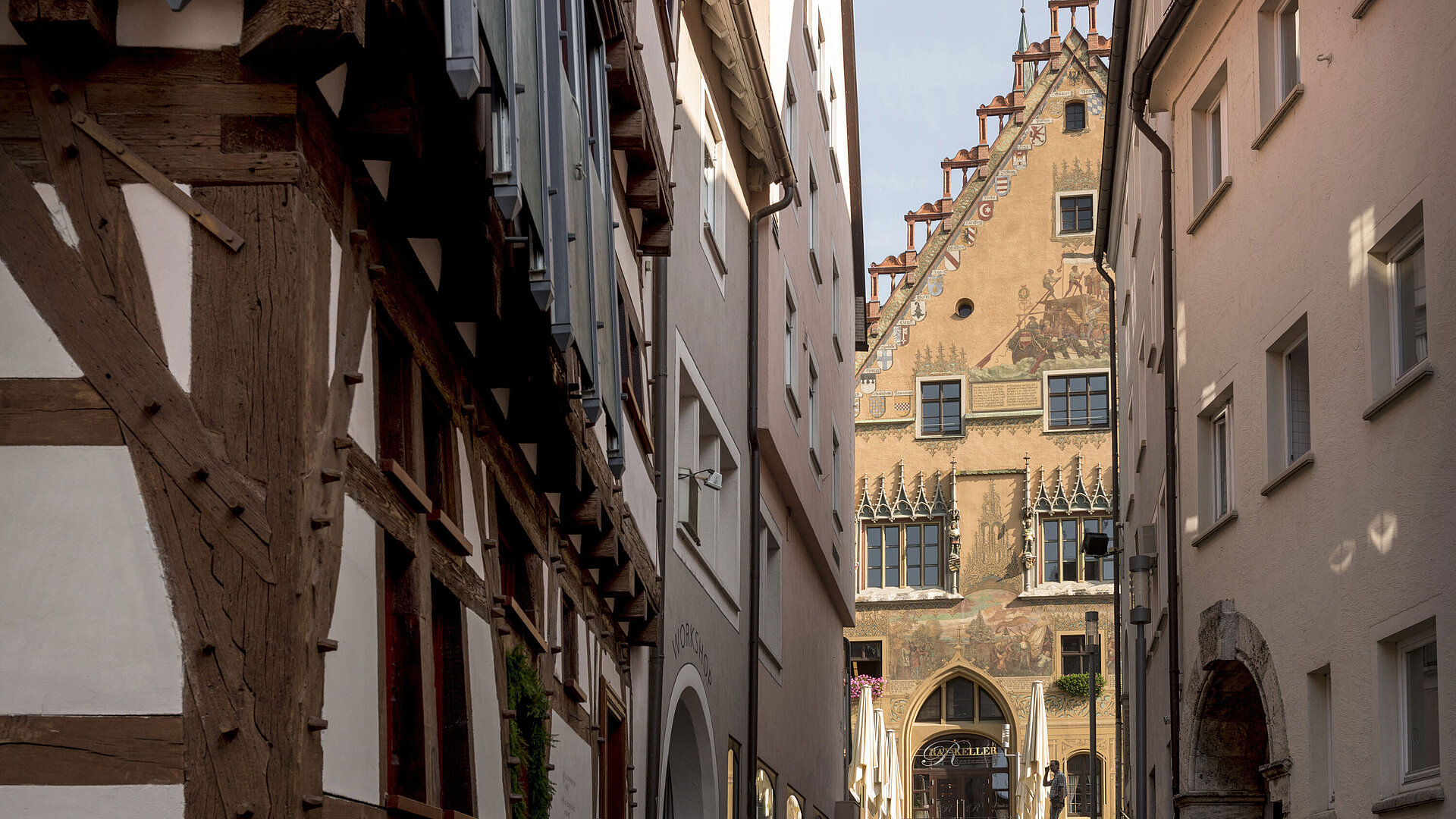 Historische Gasse mit Blick auf das farbenprächtige Ulmer Rathaus in der Altstadt