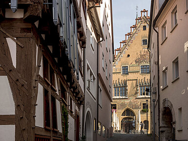 Historische Gasse mit Blick auf das farbenprächtige Ulmer Rathaus in der Altstadt