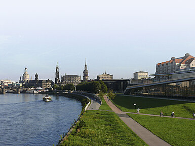 Blick auf die historische Altstadt von Dresden mit Elbe und berühmten Sehenswürdigkeiten im Sonnenschein.