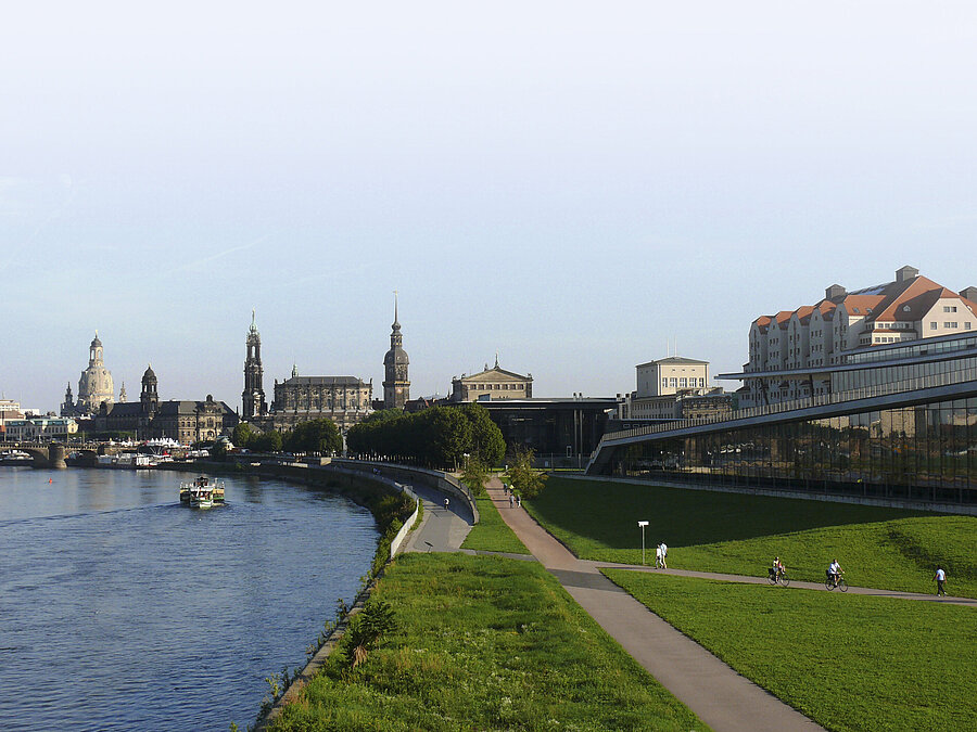 Blick auf die historische Altstadt von Dresden mit Elbe und berühmten Sehenswürdigkeiten im Sonnenschein.