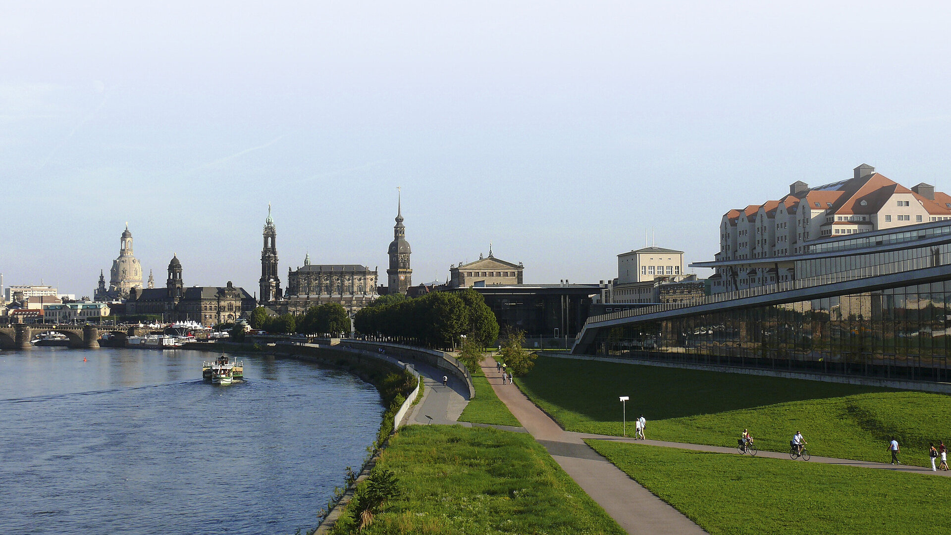 Blick auf die historische Altstadt von Dresden mit Elbe und berühmten Sehenswürdigkeiten im Sonnenschein.