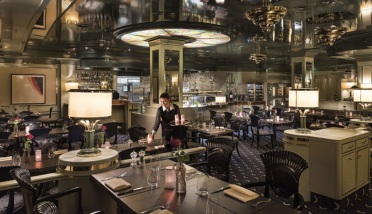 Elegantes Restaurant mit klassischem Interieur, Kerzenlicht und gehobener Atmosphäre im Maritim Hotel Hannover.