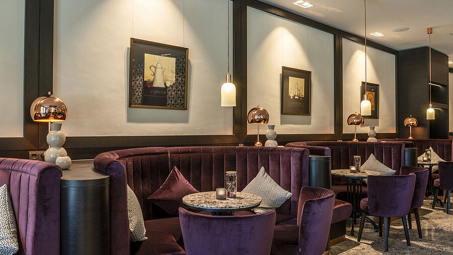 Gemütliche Lounge der Hotelbar im Maritim Hotel Ingolstadt mit stilvoller Beleuchtung.