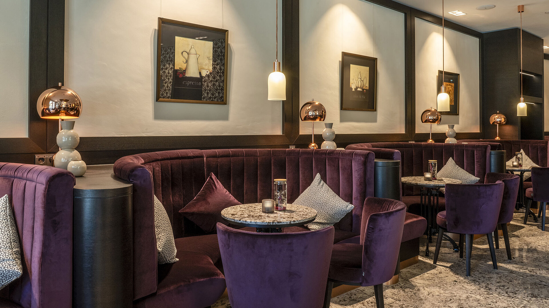 Café Barista Gemütliche Lounge der Hotelbar im Maritim Hotel Ingolstadt mit stilvoller Beleuchtung.