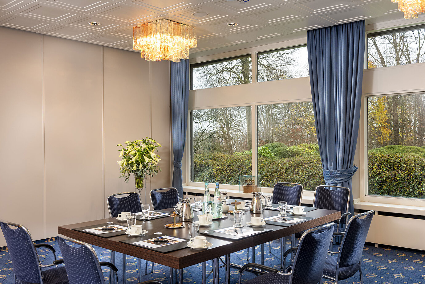Salon Flensburg im Maritim Hotel Kiel, Konferenzraum mit gedecktem Tisch, großen Fenstern und stilvoller Beleuchtung.