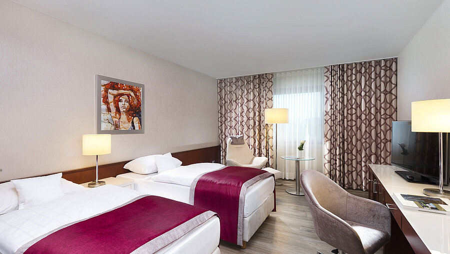 Zimmer für Allergiker im Maritim Hotel Bonn mit zwei Einzelbetten, Schreibtisch, TV und allergikerfreundlichem Bodenbelag.