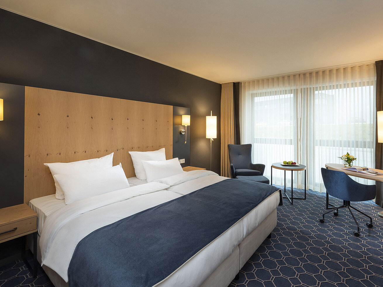 Zimmer Großzügiges Doppelzimmer mit stilvollem Design, gemütlichem Bett und modernem Interieur im Maritim Hotel Ingolstadt.