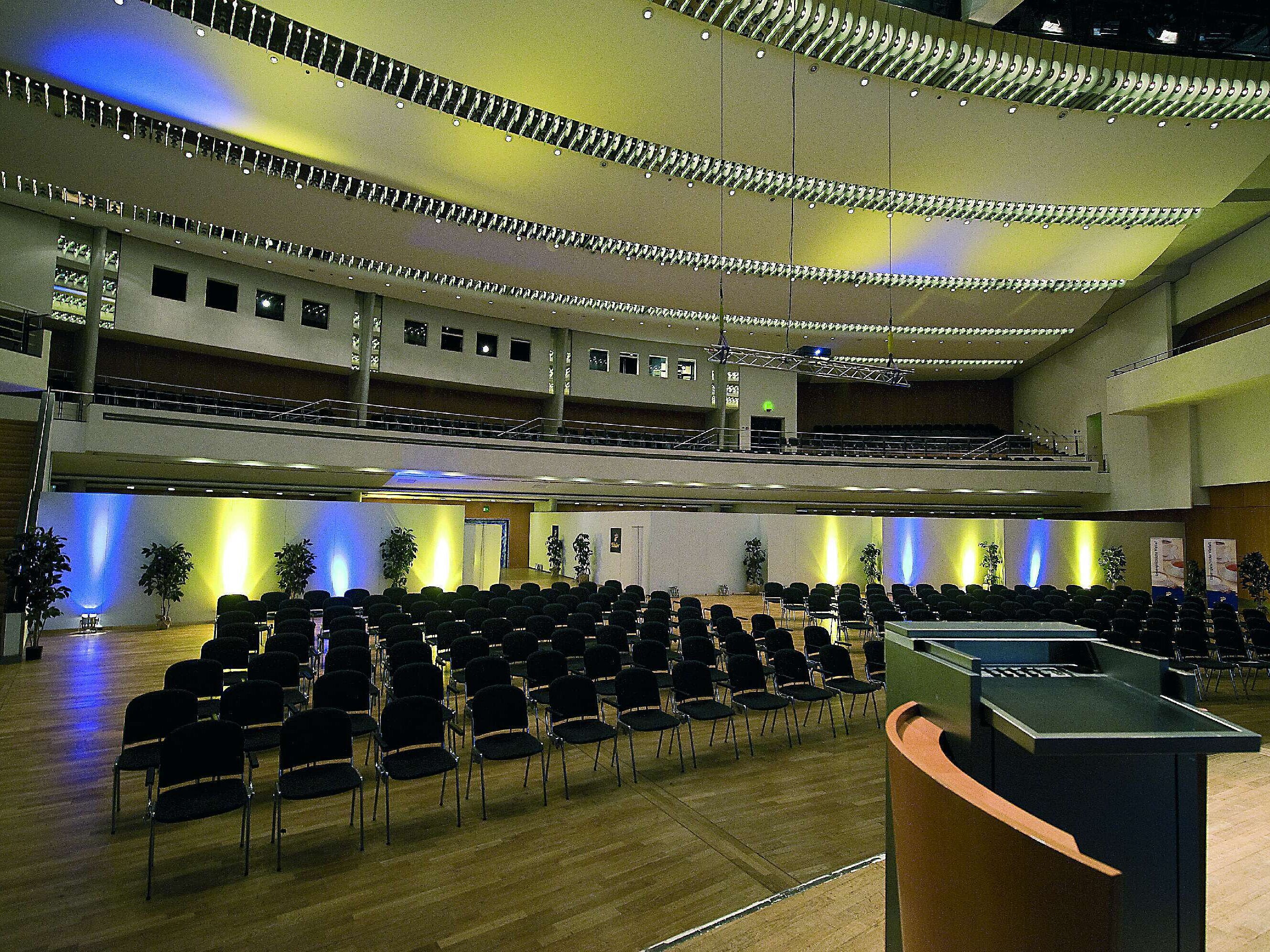 Einstein Saal im Maritim Hotel Ulm, großzügig bestuhlt für Veranstaltungen.