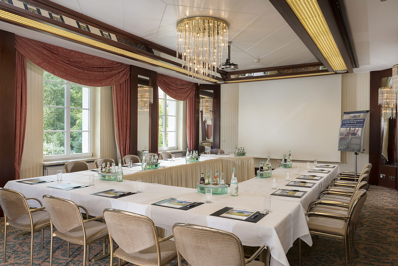 Heller Tagungsraum mit U-förmiger Bestuhlung, Fensterfront und Kronleuchter im Maritim Hotel Bad Wildungen