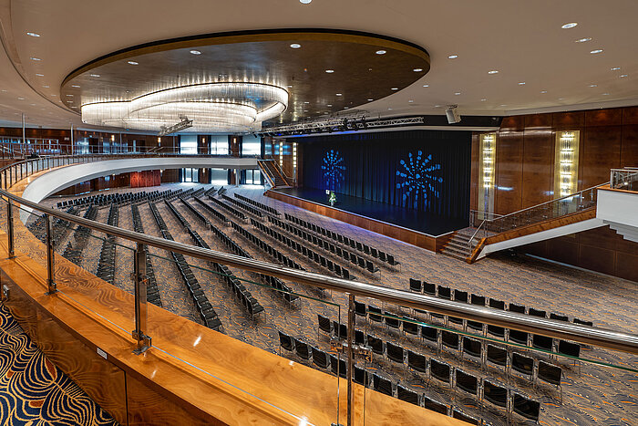 Großer Saal mit Bühne und Sitzplätzen, Blick von der Galerie im Maritim Hotel Düsseldorf