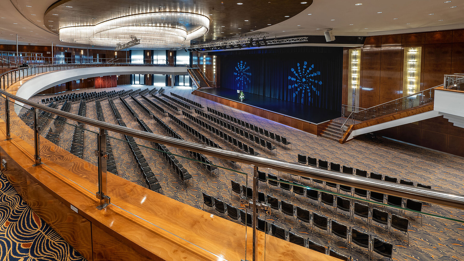 Großer Saal mit Bühne und Sitzplätzen, Blick von der Galerie im Maritim Hotel Düsseldorf
