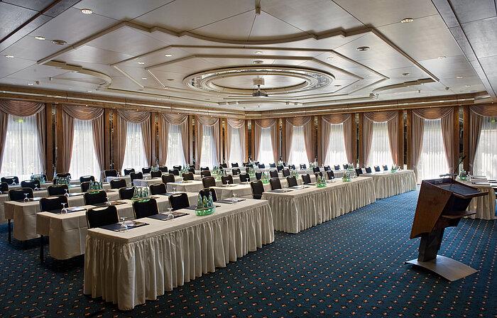 Konferenzsaal mit Bühne, Tageslicht und moderner Ausstattung im Maritim Hotel Bad Salzuflen