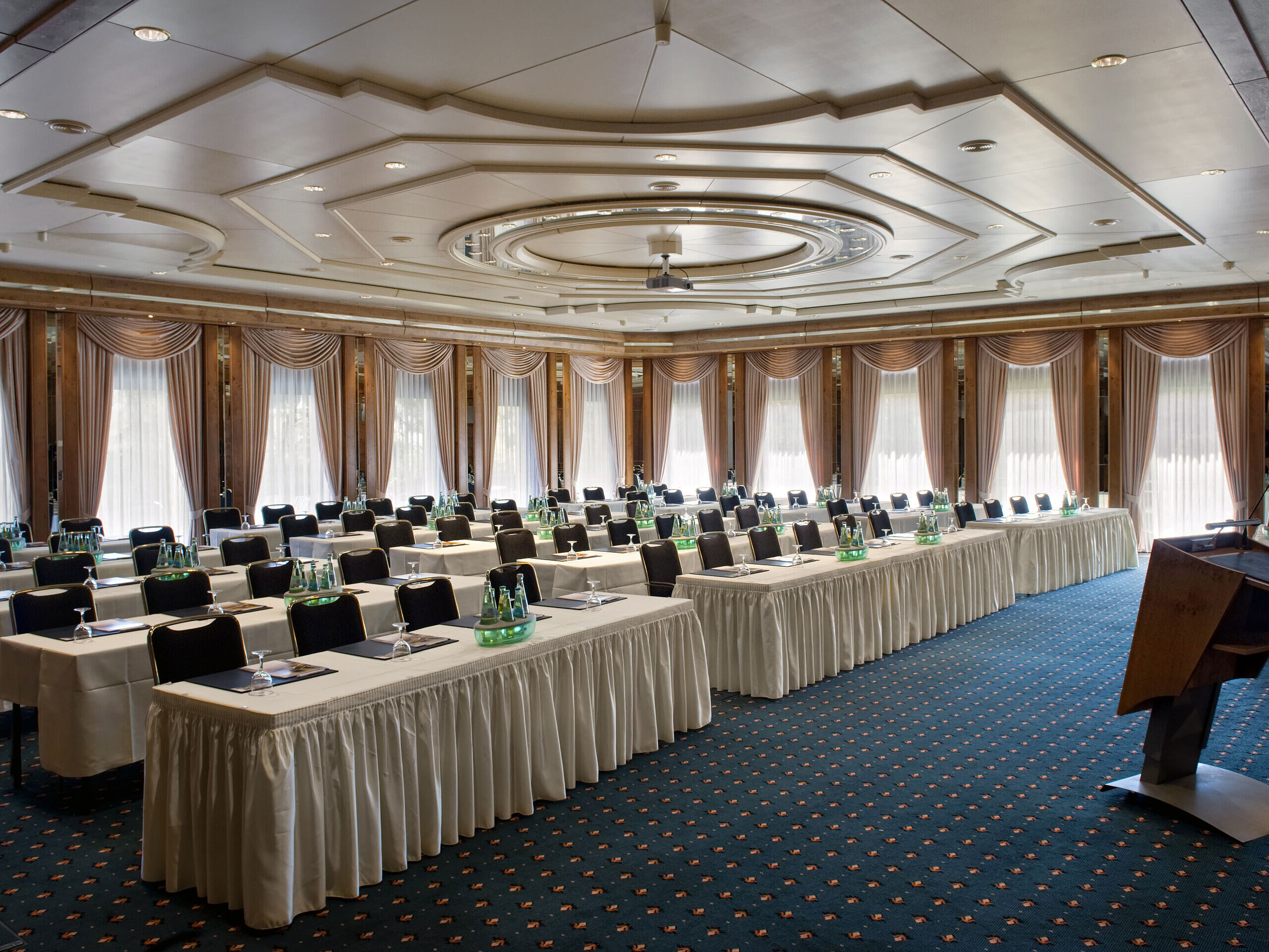 Konferenzsaal mit Bühne, Tageslicht und moderner Ausstattung im Maritim Hotel Bad Salzuflen