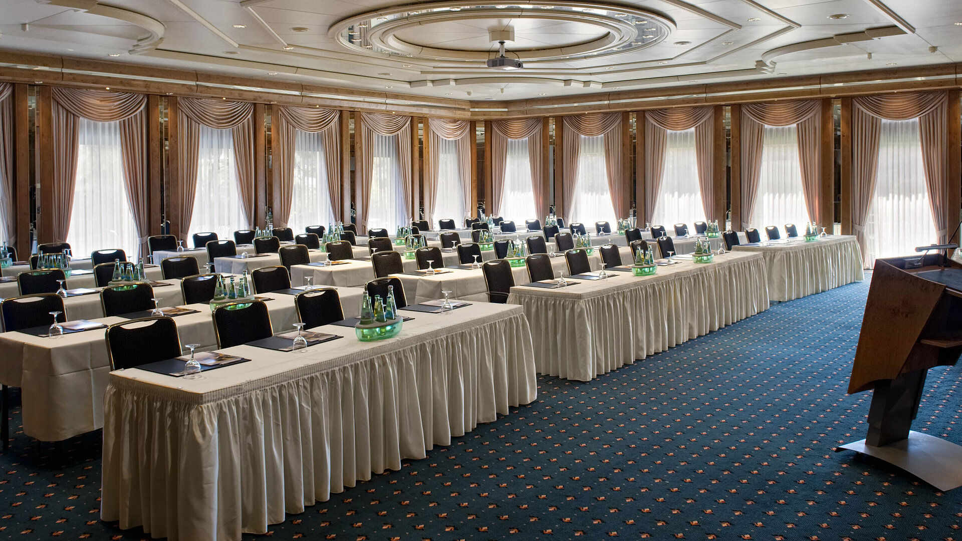 Konferenzsaal mit Bühne, Tageslicht und moderner Ausstattung im Maritim Hotel Bad Salzuflen