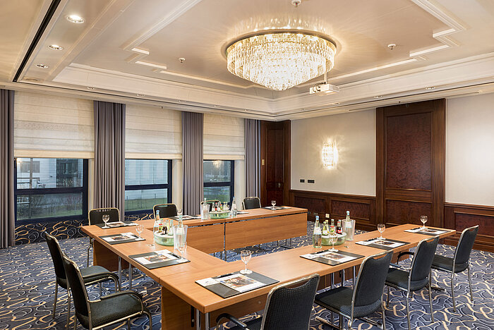 Salon Rheinaue im Maritim Hotel Bonn, vorbereitet für eine Konferenz mit U-Bestuhlung, ausgestattet mit Getränken und Materialien
