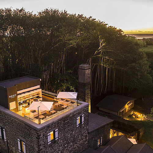 Eine stilvolle Dachterrasse des Hotels mit bequemen Sitzmöglichkeiten und einer atemberaubenden Aussicht bei Sonnenuntergang