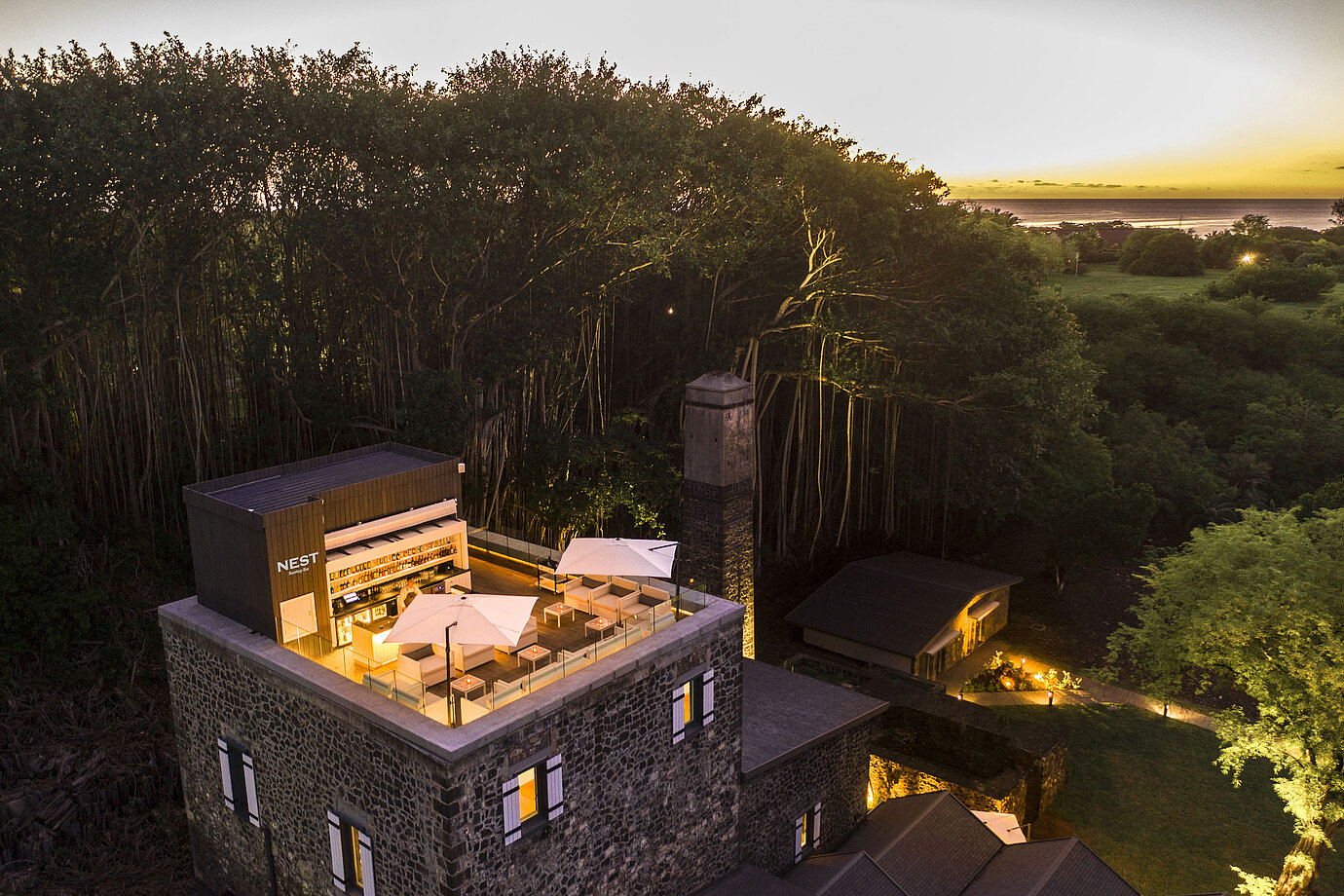 Eine stilvolle Dachterrasse des Hotels mit bequemen Sitzmöglichkeiten und einer atemberaubenden Aussicht bei Sonnenuntergang