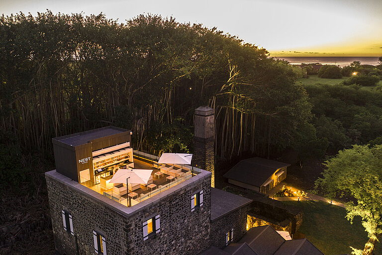 Eine stilvolle Dachterrasse des Hotels mit bequemen Sitzmöglichkeiten und einer atemberaubenden Aussicht bei Sonnenuntergang