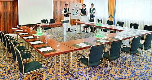 Konferenzraum mit U-Form-Bestuhlung und freundlichem Service im Maritim Hotel Bad Salzuflen