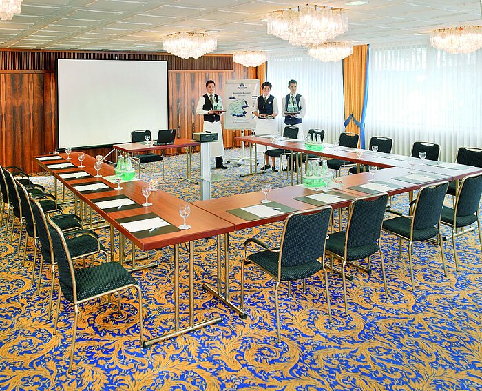 Konferenzraum mit U-Form-Bestuhlung und freundlichem Service im Maritim Hotel Bad Salzuflen
