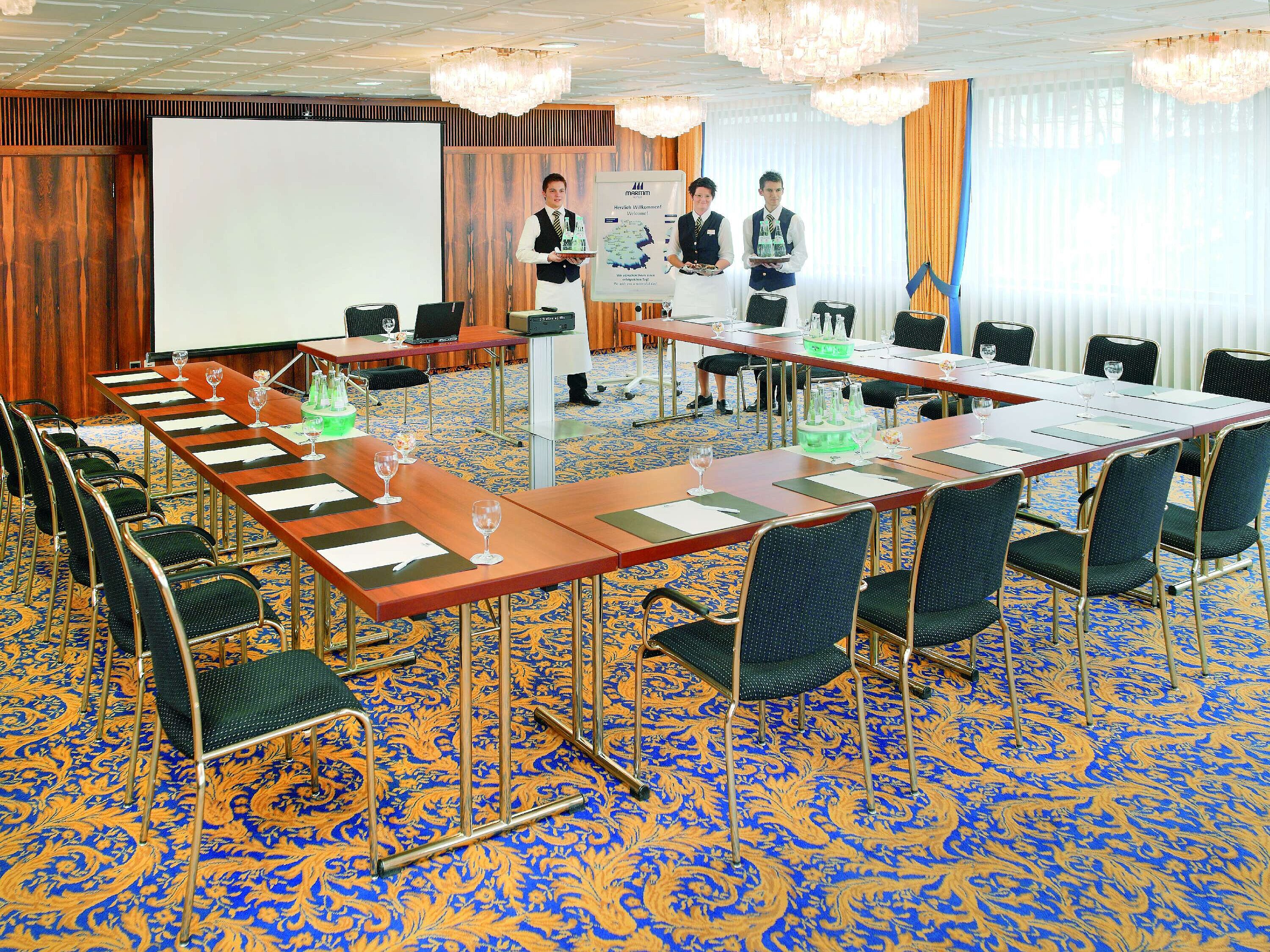 Konferenzraum mit U-Form-Bestuhlung und freundlichem Service im Maritim Hotel Bad Salzuflen
