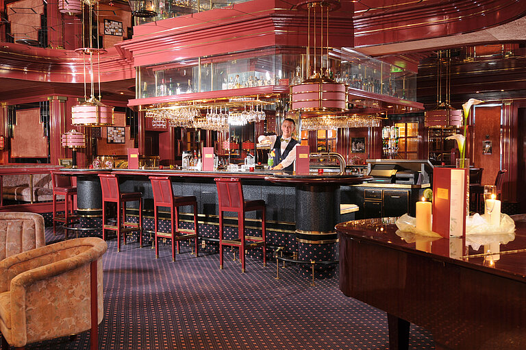 Elegante Hotelbar im Maritim Hotel Bad Wildungen mit Barkeeper und gemütlicher Atmosphäre
