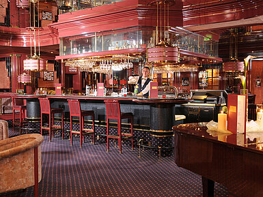 Elegante Hotelbar im Maritim Hotel Bad Wildungen mit Barkeeper und gemütlicher Atmosphäre