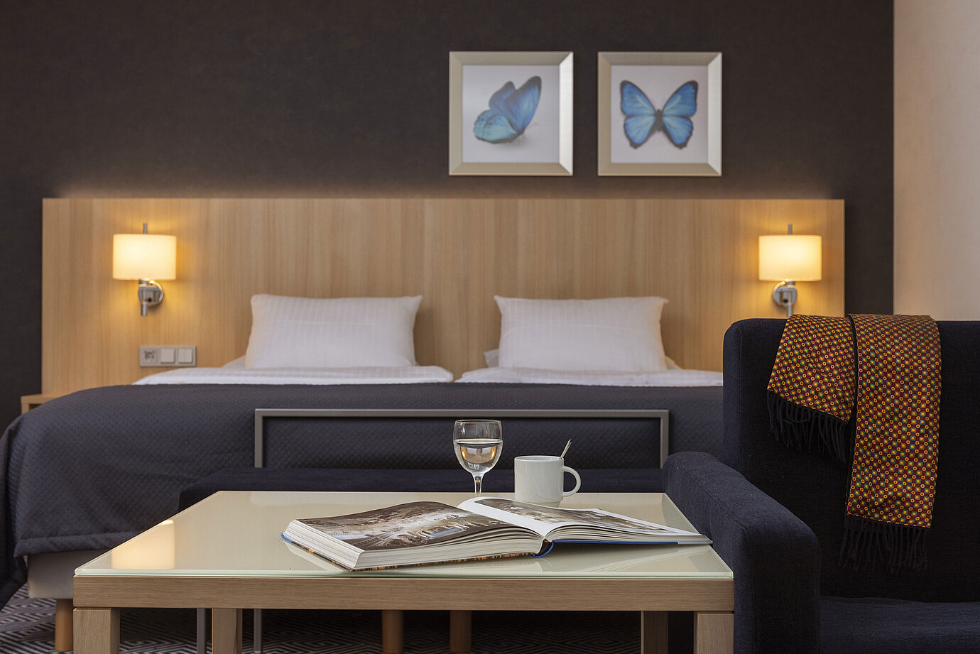 Helles Superior Familienzimmer im Maritim Hotel Würzburg mit Sofa, Doppelbett und Stadtblick