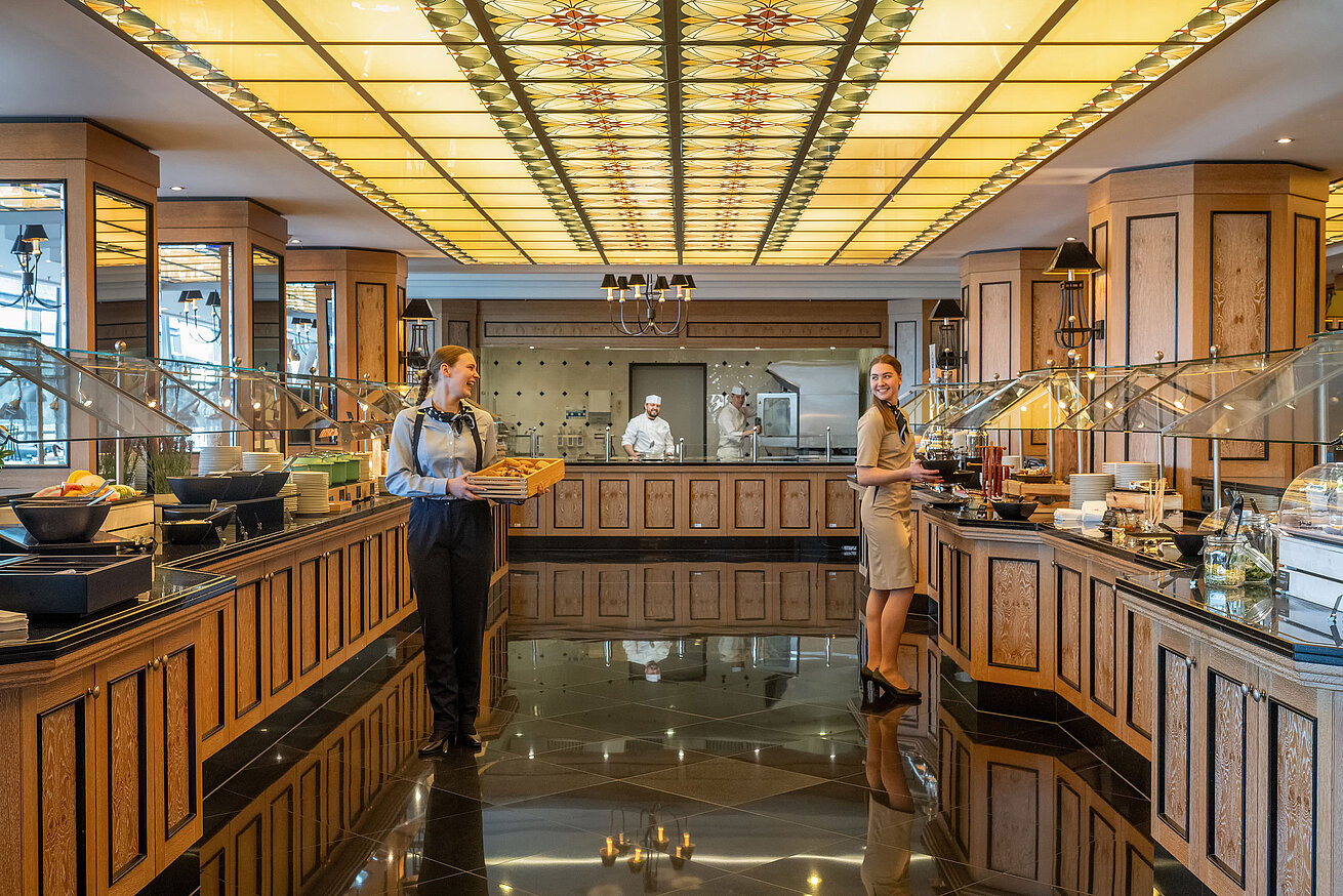 Reichhaltiges Buffet im Restaurant Wintergarten im Maritim Hotel Dresden mit vielfältigen Speisen.