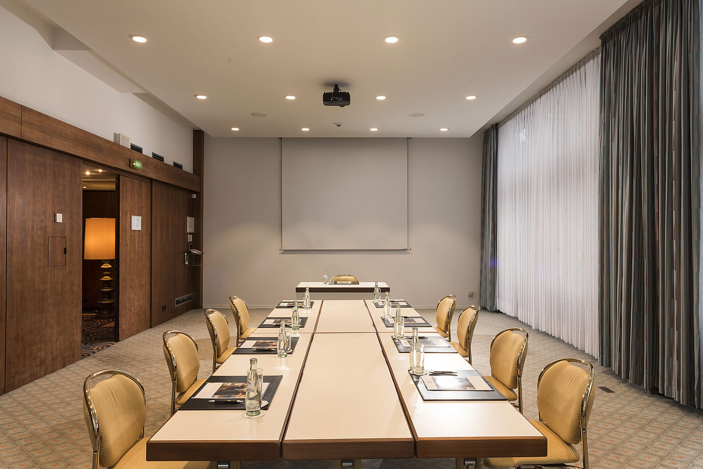 Konferenzraum „Salon Bonn“ im Maritim Seehotel Timmendorfer Strand mit Besprechungstisch,Tageslicht und Präsentationsleinwand