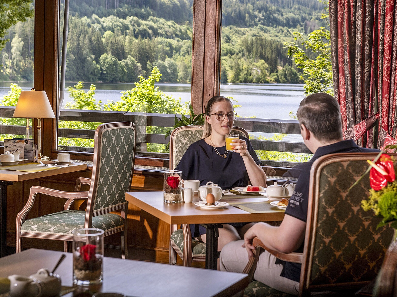 Gäste beim Frühstück mit Blick auf den Titisee im Restaurant des Maritim Hotel Titisee