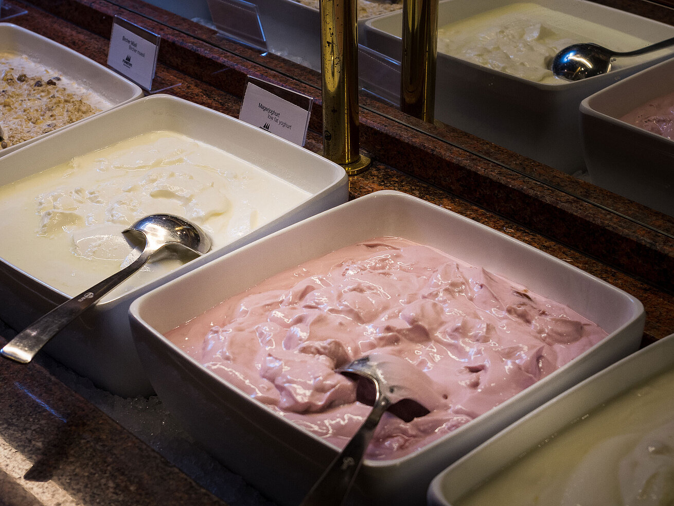 Verschiedene Joghurtsorten zur Auswahl am Frühstücksbuffet.