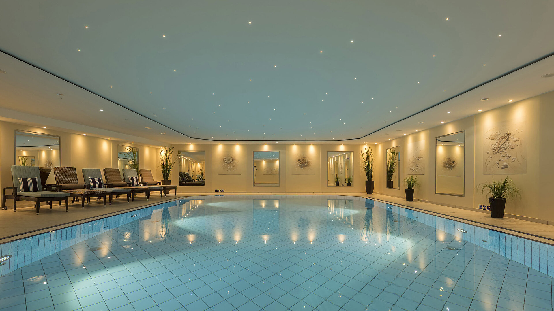 Eleganter Indoor-Pool im Wellnessbereich des Maritim Hotel Königswinter mit entspannter Atmosphäre.