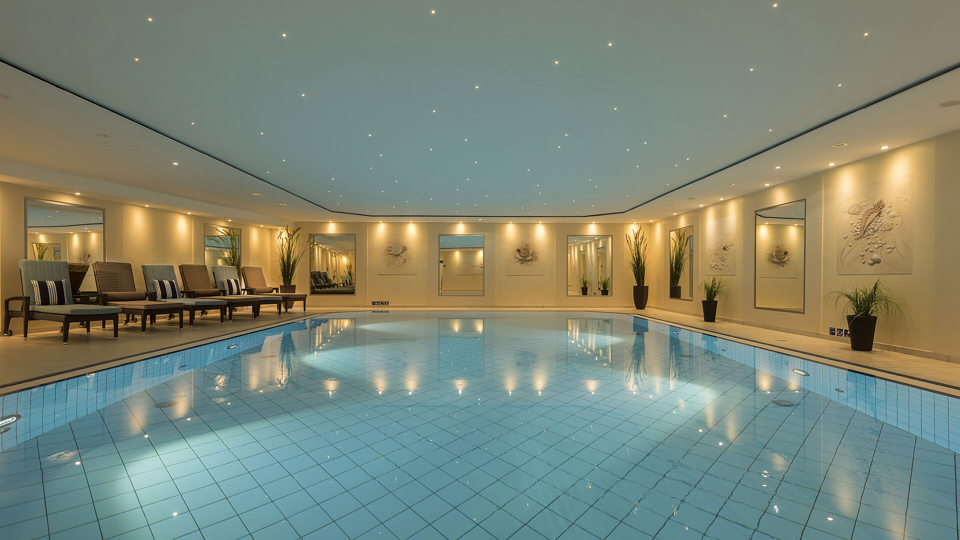 Schwimmbad Eleganter Indoor-Pool im Wellnessbereich des Maritim Hotel Königswinter mit entspannter Atmosphäre.