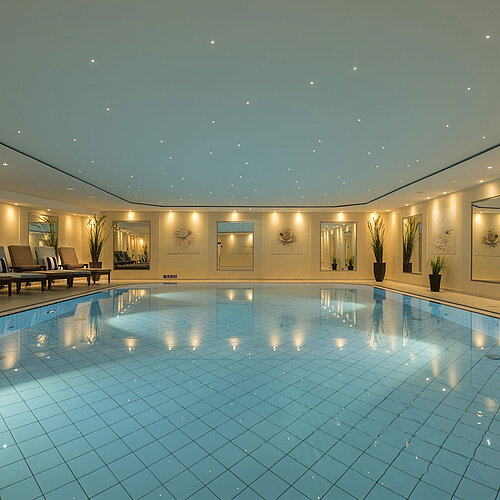 Eleganter Indoor-Pool im Wellnessbereich des Maritim Hotel Königswinter mit entspannter Atmosphäre.