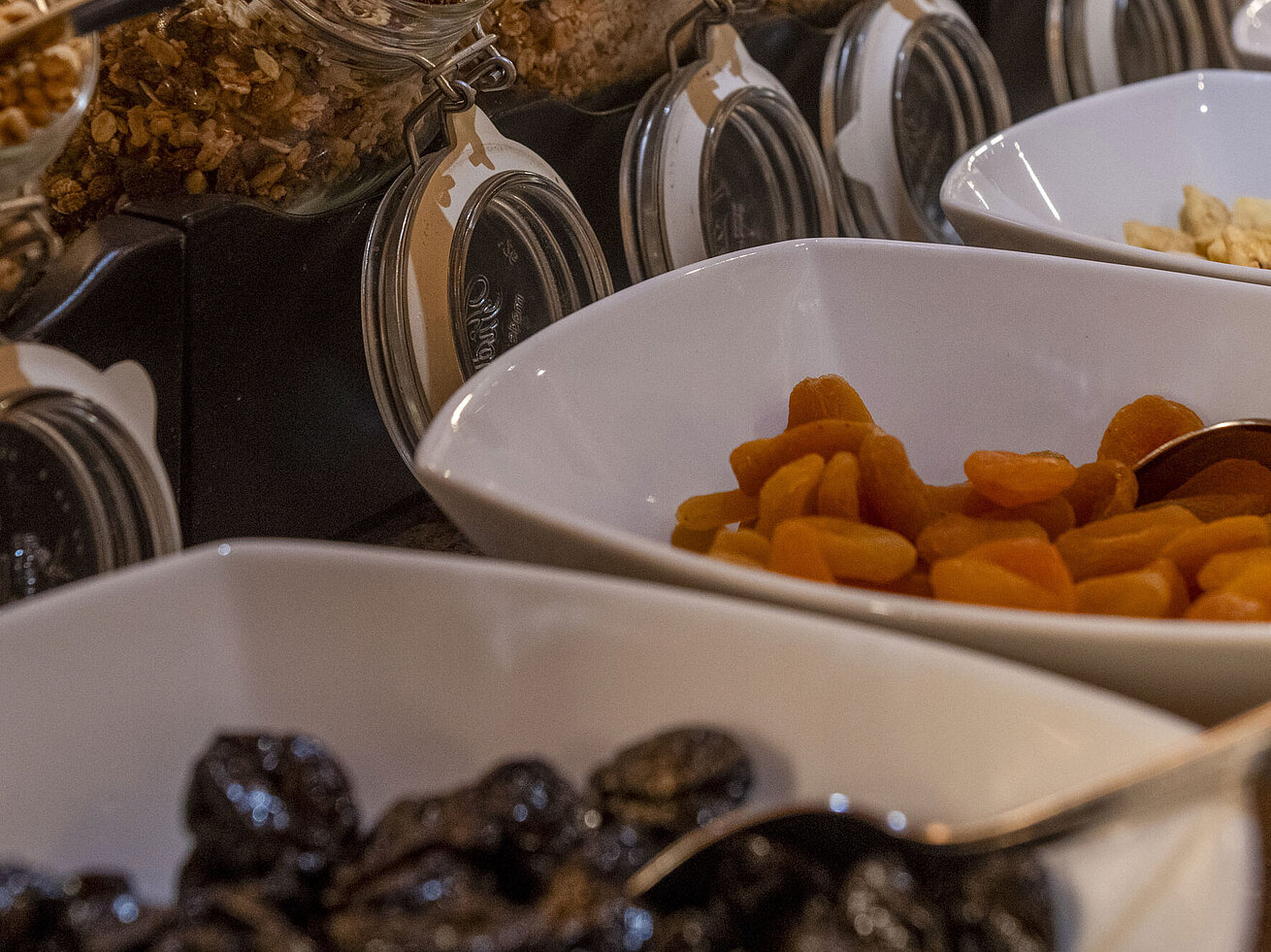 Auswahl an verschiedenen Trockenfrüchten in Schalen am Frühstücksbuffet.