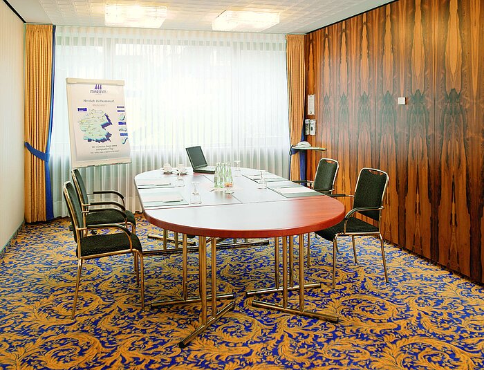 Heller Tagungsraum mit Konferenztisch im Maritim Hotel Bad Salzuflen für kleine Meetings