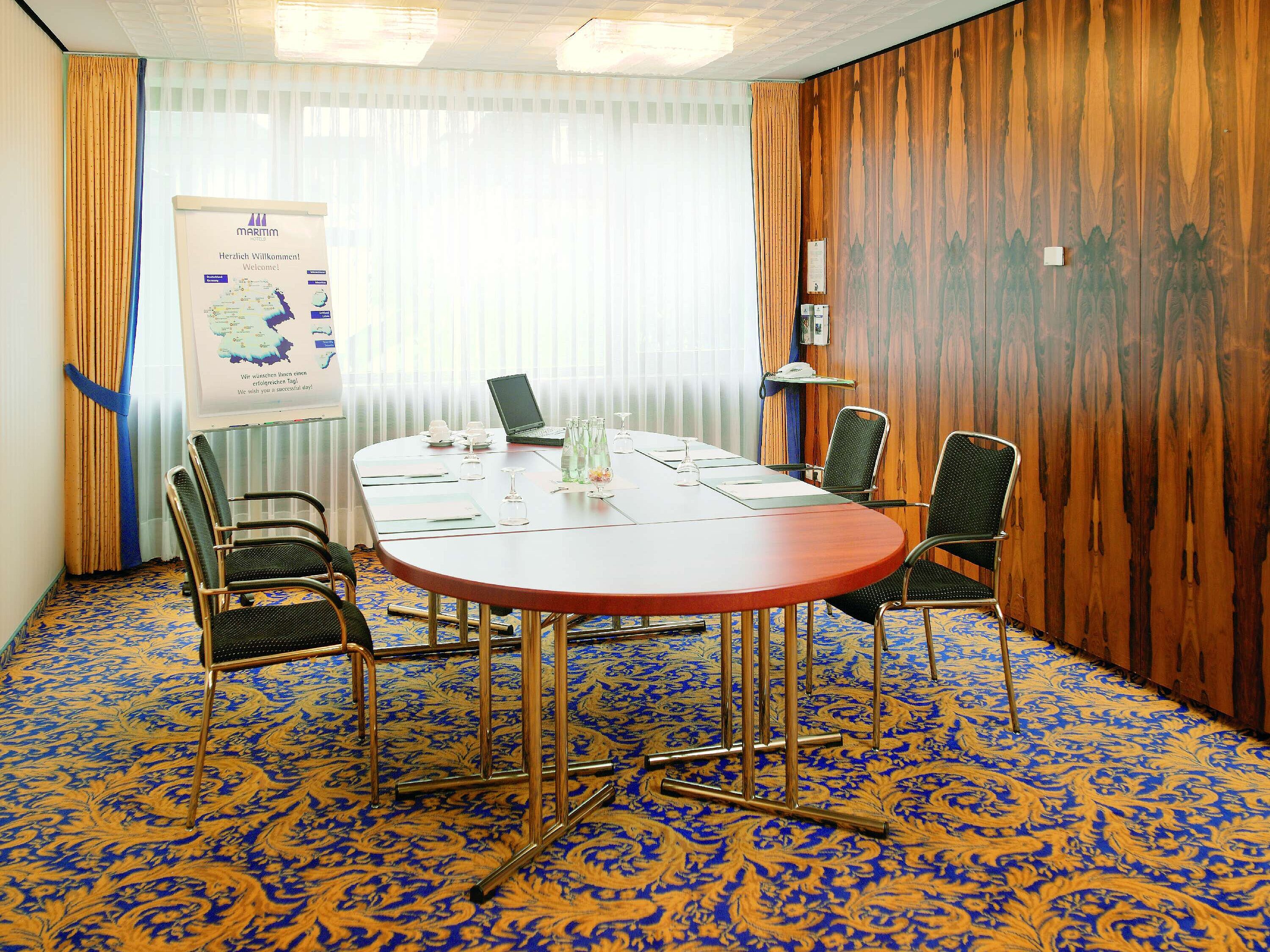 Heller Tagungsraum mit Konferenztisch im Maritim Hotel Bad Salzuflen für kleine Meetings
