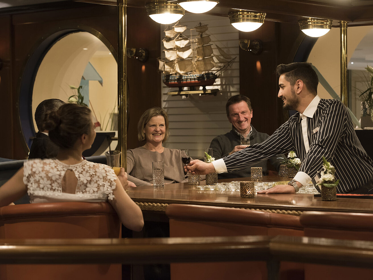 Barkeeper serviert Drinks an Gäste in der Windjammer-Bar im Maritim Seehotel Timmendorfer Strand.