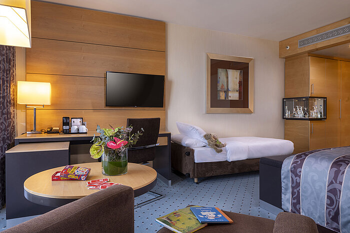 Superior Familienzimmer im Maritim Hotel Düsseldorf mit Zusatzbett, Schreibtisch und gemütlicher Atmosphäre.